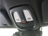 ルーフにあるボタンは、車両が始動しない場合、パンクした場合、または事故に遭った場合などに支援の要請に使用できるため安心感を高めることができます。