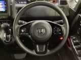 ハンドルにHondaセンシング系のクルーズコントロールやレーンキープアシストなどのスイッチと、オーディオの操作スイッチが装備されています。ハンドルから手を離さず安全に操作できます。
