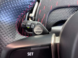 MINIの運転席操作部は、中央に構えるディスプレイが最大の特徴です。航空機を思わせるトグルスイッチなど、直感的で遊び心のあるメカニカルな操作感が、ゴーカートのような走りの高揚感を高めます。