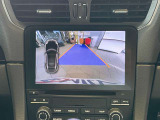 車両後方の映像をPCM画面に表示。予想進路線が表示され駐車をサポートします。