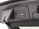 パワーテールゲート(ハンズフリー・オープニング/クロージング機構付) を装備しており、両手が荷物でふさがっていてもキーを所持していれば開閉できます。