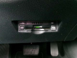ETC車載器を装備しています。高速道路の料金所もストレスなく通行できます。すっきりとしたビルトインタイプですよ。