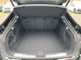 トランクルームの床がフラットな設計になっているため荷物の出し入れがしやすく、積載効率も向上しています。トランク内には、ネットや収納ボックスが配置されているモデルもあり、小物の整理に便利です。