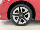 純正アルミホイールが車の雰囲気を引き立てますね!