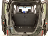 開口部も広く荷物の積み下ろしもしやすいお車となっております。シートの背もたれは5:5の割合で背もたれを可倒でき、前後のシートスライドもできるので荷室をひろげることができます。