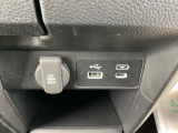 USBチャージャーやアクセサリーソケットを備えているので、スマホの充電やちょっとした電源確保も手軽。車内での過ごしやすさがぐっと広がります。