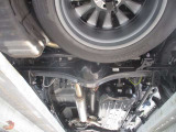 車両装着と同サイズのタイヤホイールはトランク下面に装着されています