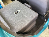 リアシートは簡単に倒すことができるので、ラゲッジルームも広がります。