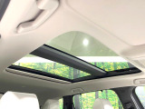 【サンルーフ】開放感たっぷりの希少装備、サンルーフが装着されています!車内に明かりを取り入れたり景色を楽しむ以外にも、車内の空気も簡単に換気できて快適です!