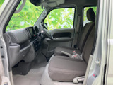 前席まわりは視界が広く、運転席から周囲を見渡しやすいレイアウトです。座面には落ち着いた色合いのシートを採用し、足元までゆったりとした空間でお迎えします。