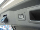 トランクは電動です