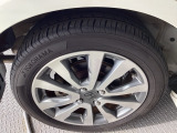 純正アルミホイールです。足元が引き立つので、車全体のイメージがアップしますよ!