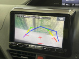 【バックカメラ】駐車時に後方がリアルタイム映像で確認できます。大型商業施設や立体駐車場での駐車時や、夜間のバック時に大活躍!運転スキルに関わらず、今や必須となった装備のひとつです!