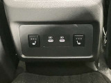 後席にもUSBソケットが付いているので、スマホの充電ができます★
