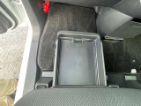 助手席の座席下に車検証入れなど収納有ります。