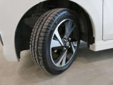フロントタイヤの溝も十分に残っております。タイヤサイズは165/55R15となっております。