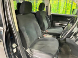 運転席まわりには十分なスペースがあり、大柄な方でもゆったり運転していただける環境です。