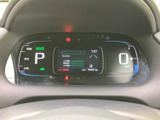 速度やシフト位置など、運転中に確認したい情報が視線の先にまとまっています。表示が見やすく、走行状況を確かめながら運転に集中しやすい実用的な装備です。