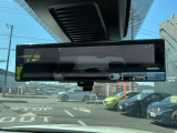 リアについているカメラを通してルームミラーに映し出すことによって後席に大きな荷物があっても後方確認ができます