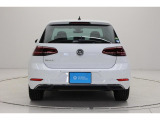 【リヤ】使い勝手の良いハッチバックスタイル!リヤのVWエンブレムは、バックカメラを内蔵しハッチバックを開け閉めする際の取っ手にもなります。