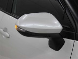 サイドターンランプ付きドアミラー。車両のドレスアップと右左折時の被視認性を兼ね備えたお洒落なミラーです。