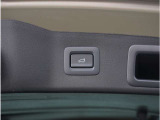 【パワーバックドア】スマートキーや運転席のボタンを押すだけでリアゲートが自動で開閉します。両手に荷物を持っている時や高い位置のバックドアを閉める際に便利な機能です。
