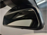 BMWではルームミラーの裏側にETCの車載器が内蔵されており、別途で車載器の購入必要なしで非常にスマート。皆様が驚かれるポイントのでもあります