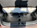 荷室の床下にも収納があります☆こちらにスペアタイヤなどの工具類がございます