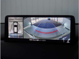 【360&deg;ビュー・モニター】専用カメラにより上から見下ろしたような視点で360度クルマの周囲を確認することができます。駐車が苦手な方でも縦列駐車や幅寄せ時に活躍してくれます。