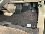 新品の純正フロアマット付きです。ドライブの際に気分良く乗って頂けます。