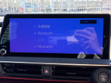 交通情報やBluetooth、USBなどの項目が並び、使用したいメニューを画面から選びやすい構成です。音楽や接続設定に関する項目をひと目で確認でき、車内での操作をサポートします。
