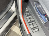【パワーウインドウ】運転席に居ながら窓を開け閉めのコントロールできますよ。ロック機能で、子供がイタズラして窓を開けるという事も無くなりますよ。