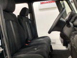 座面も厚みがあり背もたれも高く、広い足元にゆったり座れるシートです。運転席と助手席の間が空いている為、助手席側への移動がスムーズです。交通量の多い道でも助手席側から乗り降りができます。