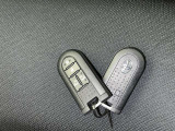 スマートキーをポケットやバッグに携帯していれば、キーを取り出すことなくドアハンドルを握り解錠、ドアハンドルのセンサーに触れるだけで施錠できます。