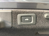 電動トランクの操作スイッチです。手荷物が多い時などに大変便利な機能です。