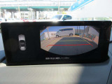 カラーで後方映像をモニターに映し出してくれるので、ショッピングモールのような狭い駐車場であったとしても障害物を見つけ、楽々駐車することができますね。