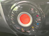 【オートエアコン】一度お好みの温度に設定すれば、車内の温度を検知し風量や温度を自動で調整。暑い&hellip;寒い&hellip;と何度もスイッチ操作をする必要はありません。快適な車内空間には必須の機能ですね♪