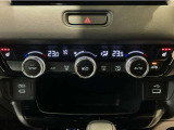 オートエアコンは左右席で独立温度コントロールが可能です。運転席はキンキンに冷やして助手席はマイルドにと言った設定が可能です☆暑さ寒さでケンカすることもなくなりますね♪