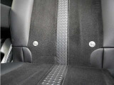◆ISOFIX◆シートベルトいらずでチャイルドシートと固定金具を連結するだけでガッチリ固定できます。