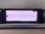 大型ワイドセンターディスプレイ。高精細な地図表示で視認性に優れ、運転中でも瞬時にルートを確認可能。先進的なインフォテインメントが快適でストレスのないドライブをサポートします。
