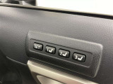シートメモリー機能装備付きです。シートの位置をそれぞれ記憶しておく事ができるので、ご家族や、複数の方で車を乗られるオーナー様には、便利な機能です。