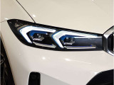 【LEDヘッドライト】先進のLEDテクノロジーを採用。放射される白色光の周波特性は太陽光に近く、バイキセノン・ヘッドライトを上回るコントラストで更に明るく輝きます!