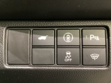 Hondaセンシング用の、VSA(ABS+TCS+横滑り抑制)解除と路外逸脱抑制機能のオンオフスイッチなどはハンドルの右側に装備しています。