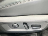 前席は高級感あるパワーシート!女性の方でもスイッチひとつで簡単に調節できます!