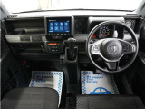 運転にかかわる様々な操作を安全に行えるように視点移動が少なく、操作性に配慮されたスイッチ類が凝縮されたコクピットです。