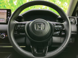 左右にスイッチを備え、運転姿勢を保ちながら手元で各種操作を行える構成です。メーターやナビ画面とあわせて確認しやすく、日々の運転で使う機能を手の届く範囲にまとめています。