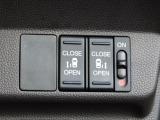 両側パワースライドドアのスイッチで運転席から操作できます。もちろんドアハンドルで操作も可能です。