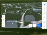 周辺の道路や施設名が地図上に表示され、現在地や目的地までのルート確認に役立ちます。表示切替や検索の操作も画面上で行え、初めての場所へのお出かけをサポートします。