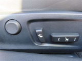 運転する時はドライビングポジションが気になりますよね。パワーシートで座席位置の微調整もしっかりできます。高級感がある装備としても人気があります。