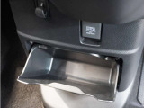 ◆センターロアボックス◆インパネ中央の下部には、ごみ箱としても使用する事ができるセンターロアボックスを装備しております。